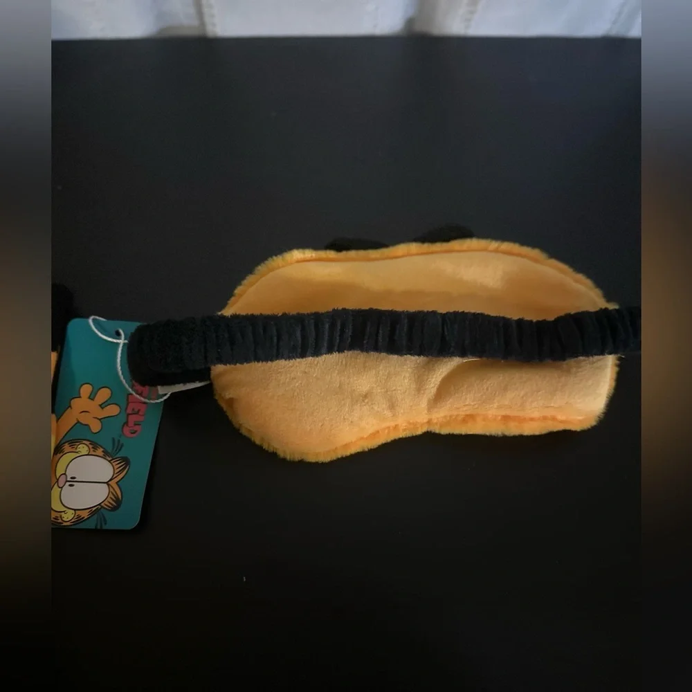 Garfield Themed Gift Set with cup and straw, key chain, Socks and Eye Mask - Picture 5 of 12